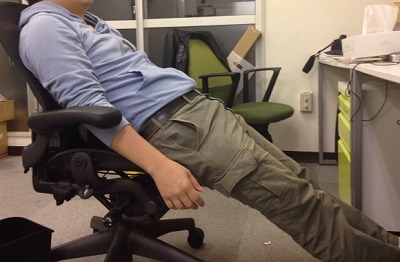deskwork-lowerback 腰痛で立つと腰がまっすぐ伸びない！長く座ると腰が痛い！そんな腰痛の原因と解決法を知ってスッと立ち上がる
