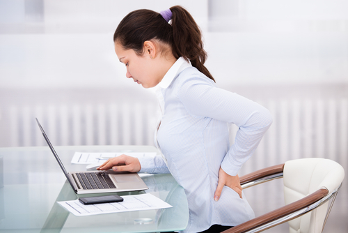 deskwork-lowerback 腰痛で立つと腰がまっすぐ伸びない！長く座ると腰が痛い！そんな腰痛の原因と解決法を知ってスッと立ち上がる